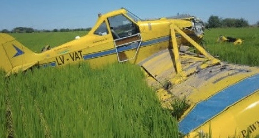 Una avioneta aeroaplicadora cayó a tierra en Villa Mantero