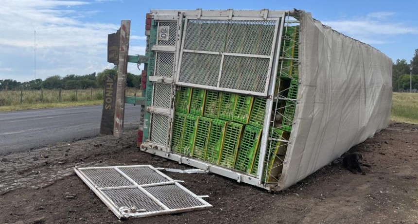 Volcó un camión en Ruta Prov 20 en cercanias de Basavilbaso