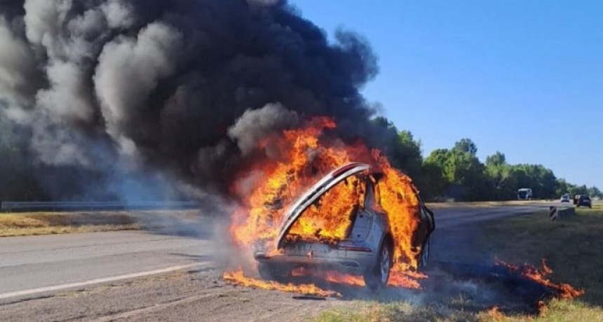 Impresionante incendio de un coche en Ruta Nac. 12 con dos jóvenes de Urdinarrain