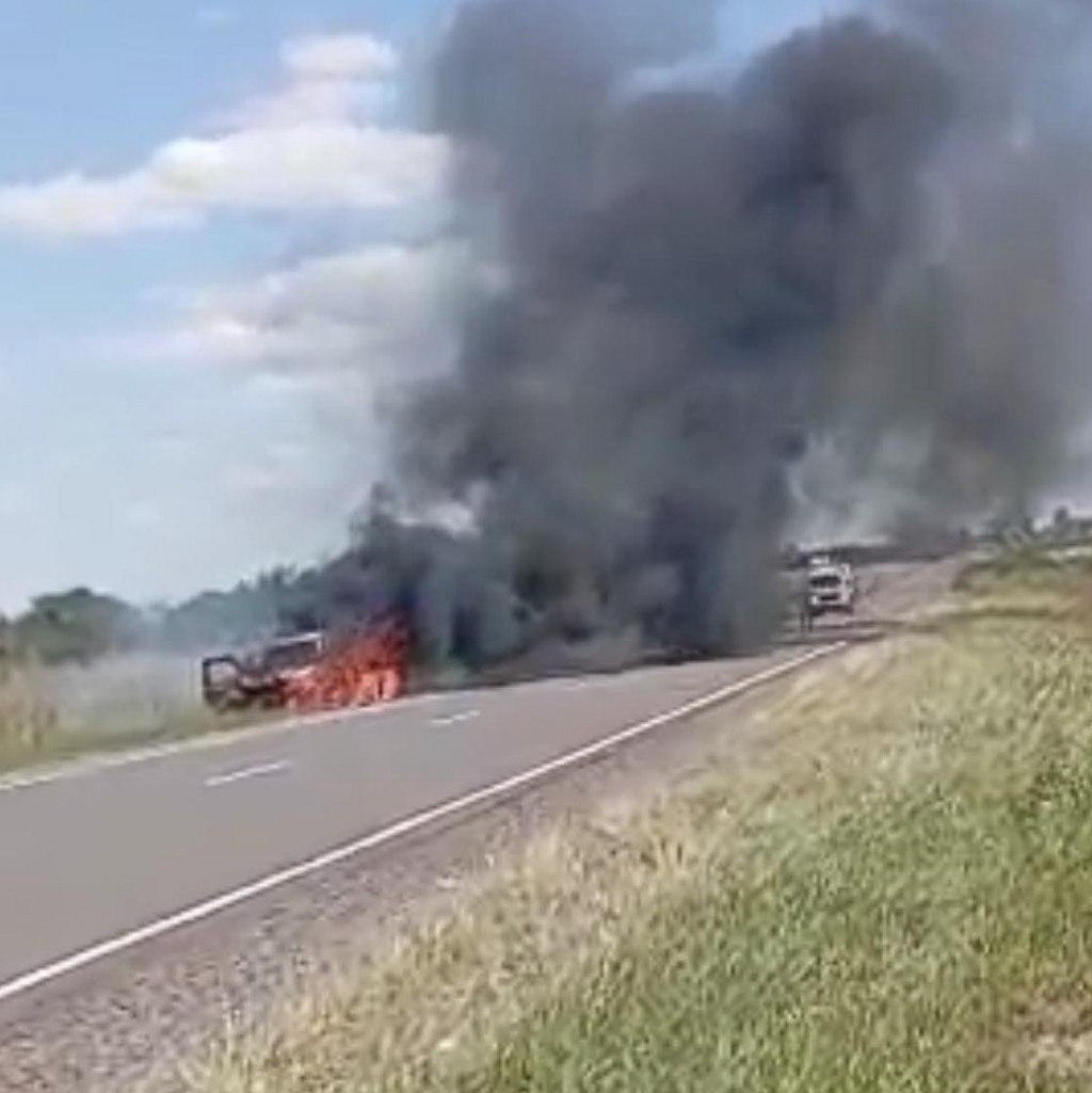 Una Camioneta de Urdinarrain fue devorada por un incendio en Ruta 20, zona Arroyo Malo