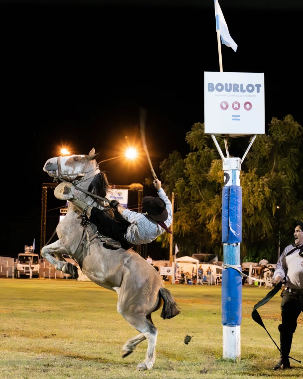 MULTITUDINARIA NOCHE DE SÁBADO EN LA 34º FIESTA PROVINCIAL DEL CABALLO EN URDINARRAIN