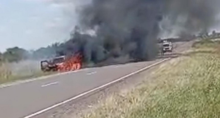 Una Camioneta de Urdinarrain fue devorada por un incendio en Ruta 20, zona Arroyo Malo