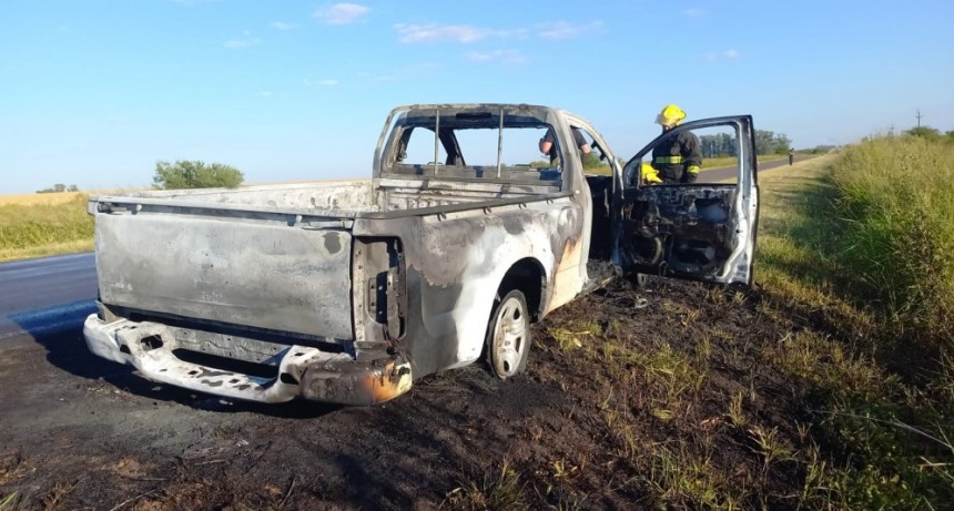Se incendi&oacute; una camioneta de urdinarrain en Ruta 20, cerca de Colonia La Joya