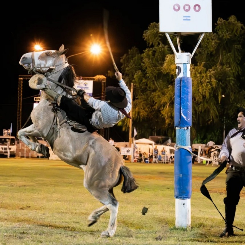 MULTITUDINARIA NOCHE DE S&Aacute;BADO EN LA 34&ordm; FIESTA PROVINCIAL DEL CABALLO EN URDINARRAIN