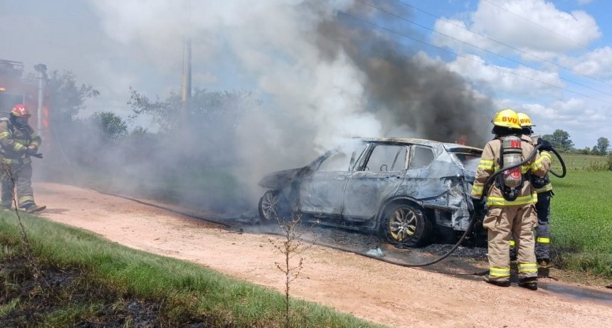 El fuego devoró un automóvil en inmediaciones del acceso norte a Urdinarrain