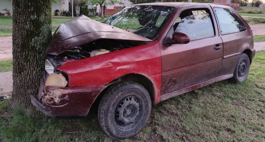 En la madrugada de Urdinarrain: Tremendo choque contra un árbol