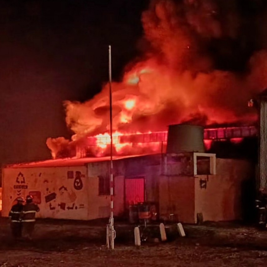 TREMENDO INCENDIO DESTRUY&Oacute; POR COMPLETO LA PLANTA DE RECICLAJE DEL MUNICIPIO DE URDINARRAIN