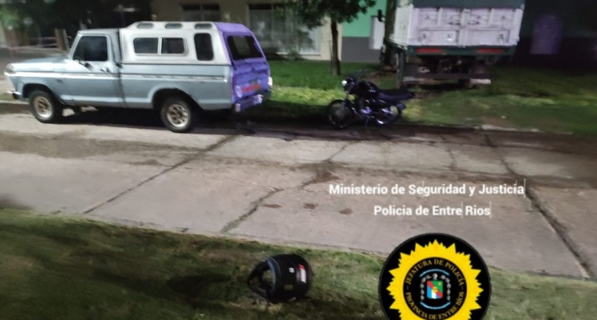 Un motociclista colisiona contra una Camioneta estacionada