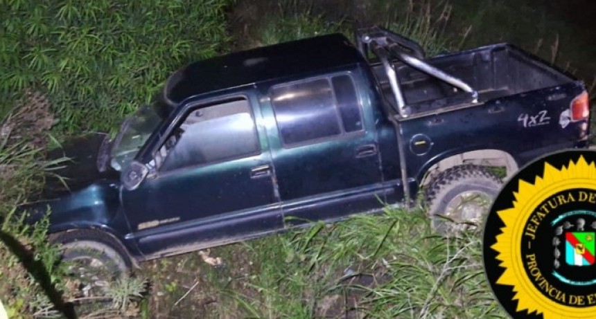 EN RUTA 20: Una Camioneta de Urdinarrain despistó y cayó en un zanjón  