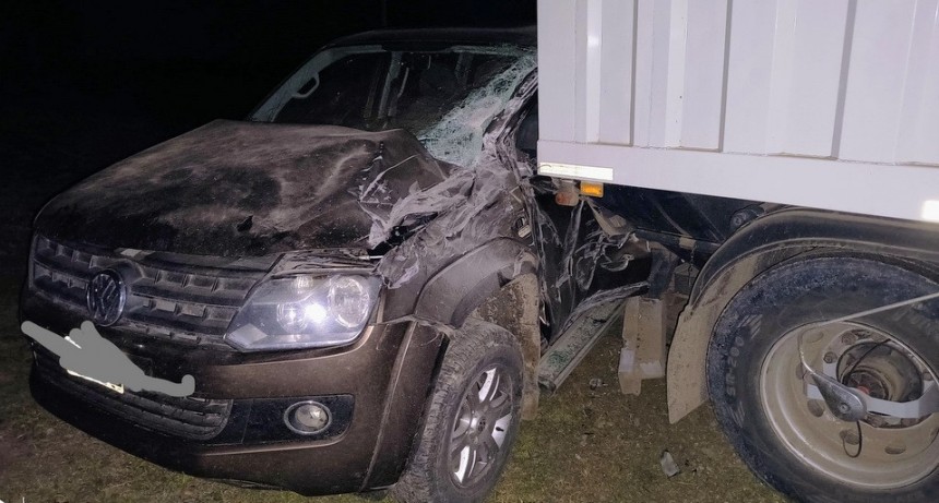 Tres jóvencitos que viajaban en una camioneta chocaron un acoplado estacionado en A.S.Antonio