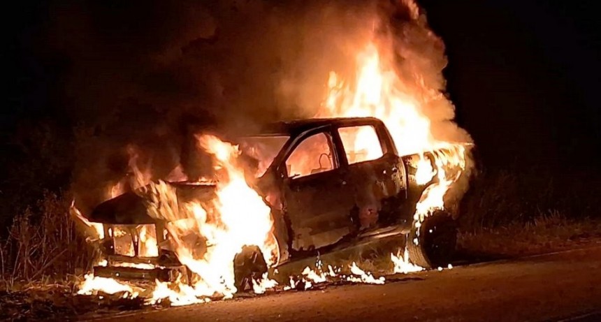VORAZ INCENDIO TERMINÓ CON UNA CAMIONETA EN RUTA 51, ZONA URDINARRAIN