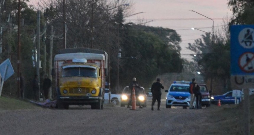 TRAGEDIA EN EL ACCESO A URDINARRAIN; UN CAMIONERO MURIÓ APLASTADO POR SU PROPIO CAMIÓN