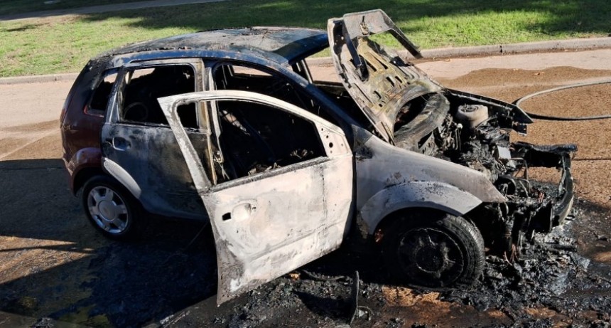 Un Auto fue devorado por las llamas en el centro de Urdinarrain