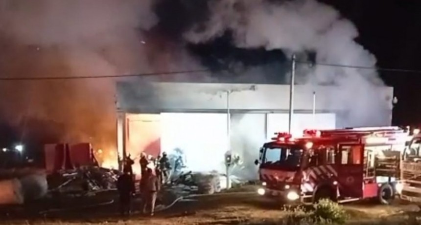 Tremendo Incendio en un Galpón de reciclado de cartón en Barrio Jesus Obrero Urdinarrain