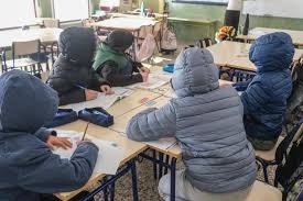 POR LA OLA DE FRIO POLAR LAS ESCUELAS REDUCEN EL HORARIO DE CLASES