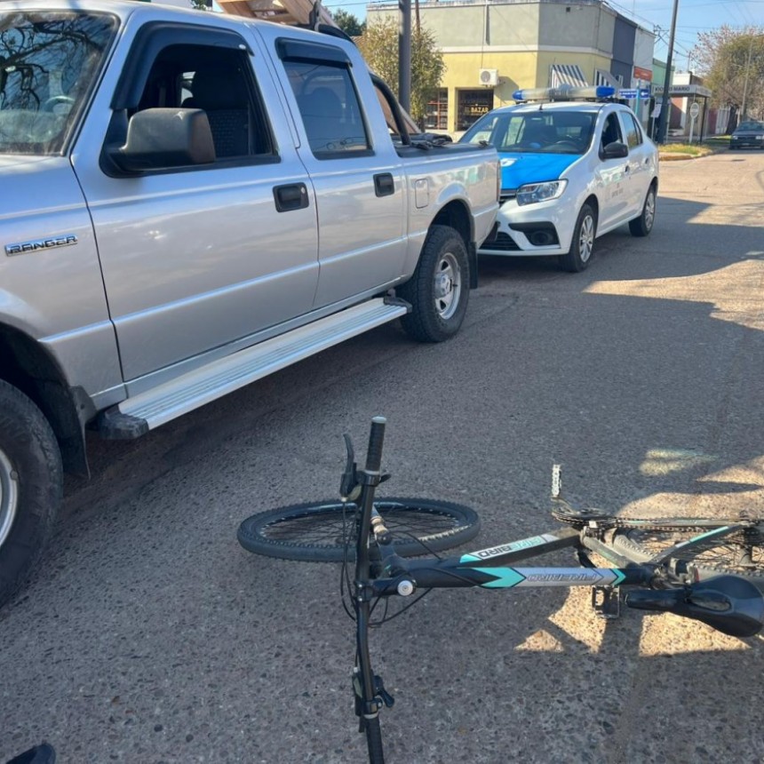 Un ciclista resultó con fractura de cadera al caer al pavimento en zona céntrica de Urdinarrain