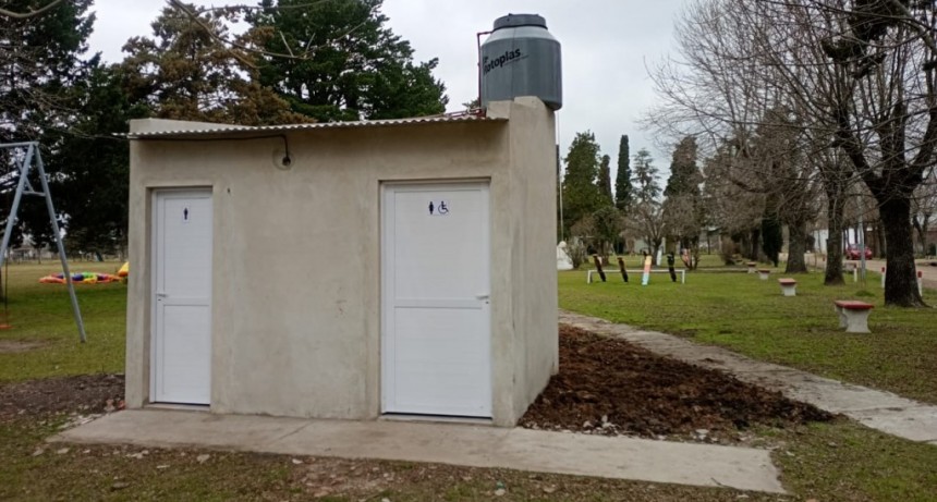 En FM Parera Construyeron Sanitarios en la Plaza de la localidad