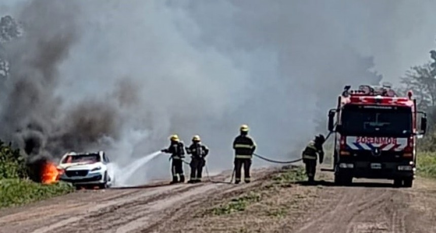 Un automóvil se incendió en un camino vecinal detrás del Parque Industrial