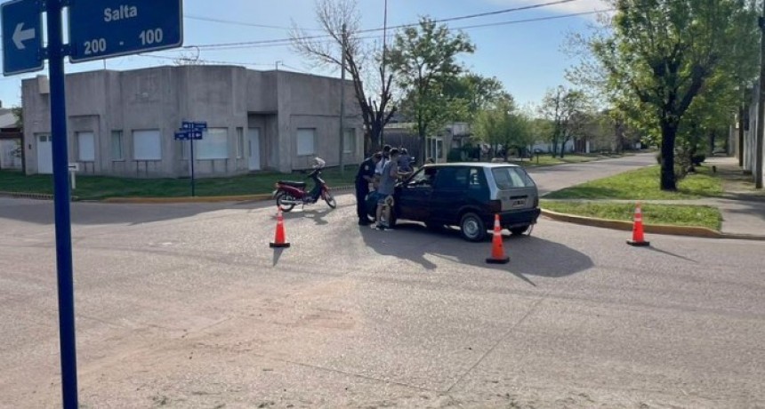 Accidente en calle Alem y Salta dejó una motociclista con lesiones leves