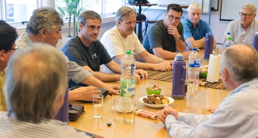 Bahl y Michel en la Cooperativa Agropecuaria de Aranguren y destacaron su aporte al desarrollo productivo de la provincia