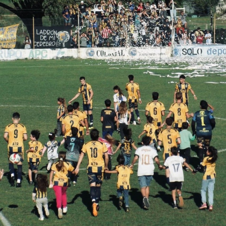 Juventud Urdinarrain se quedó con la primera semifinal del Clausura en el clásico